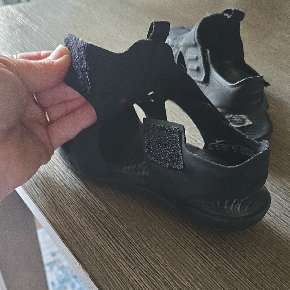 Nike Kids Black Sandals with White Accents - Picture 4 of 6
